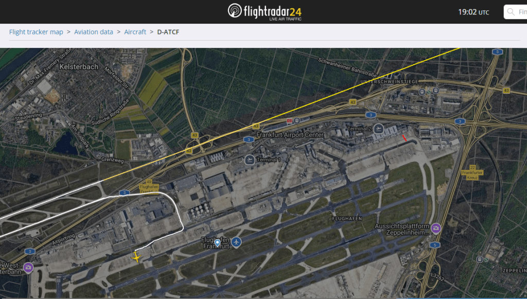 Map of Frankfurt airport, showing two aircraft at opposite sides of the airport